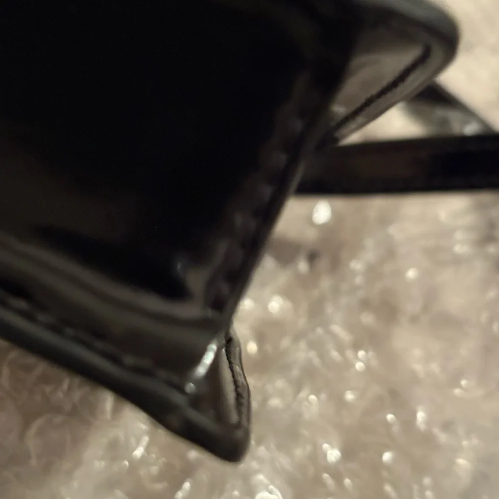 Sam Edelman black Lorraine crossbody has magnetic‎ closure.